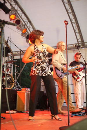 Bild einer Besetzung der PlugAndPlay-Band mit der Sängerin Cleonice dos Santos für die RPR-Bühne in Kaiserslautern 2008.
