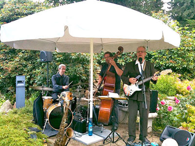 Foto von der PlugAndPlay-Band bei einer Garten-Party 2011